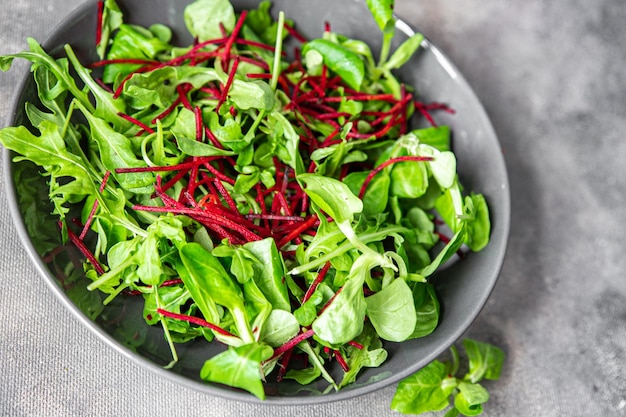 Rote-Bete-Salat grüne Blätter mischen Rote-Bete-Mache-Blätter Kresse frisch gesunde Mahlzeit Lebensmittel Snack Diät