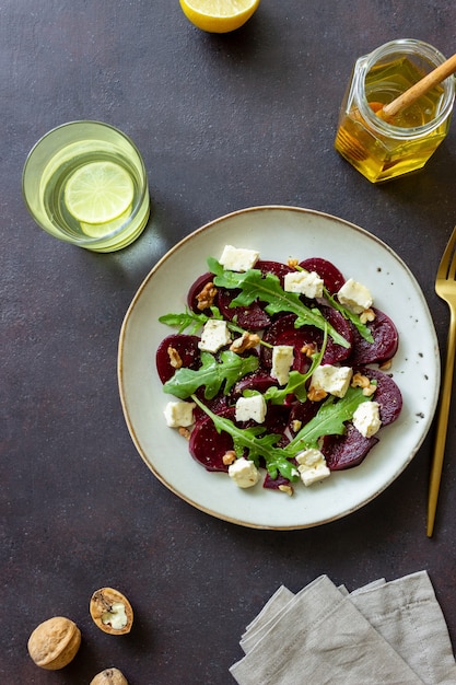 Rote-Bete-Salat mit Käse, Rucola, Nüssen und Honig. Gesundes Essen. Vegetarisches Essen.