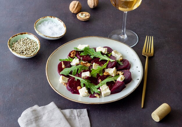 Rote-Bete-Salat mit Käse, Rucola, Nüssen und Honig. Gesundes Essen. Vegetarisches Essen.