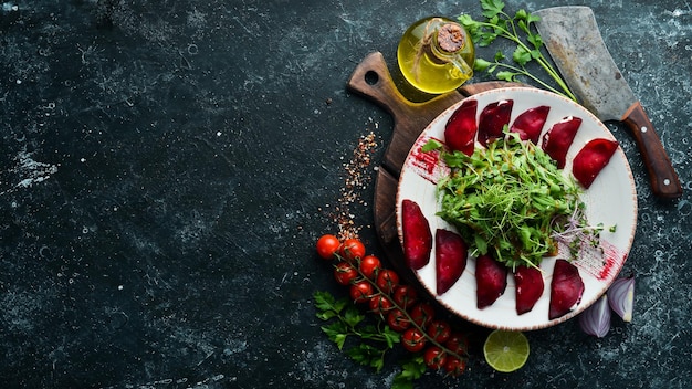 Foto rote-bete-salat mit rucola und käse draufsicht freier platz für ihren text rustikaler stil