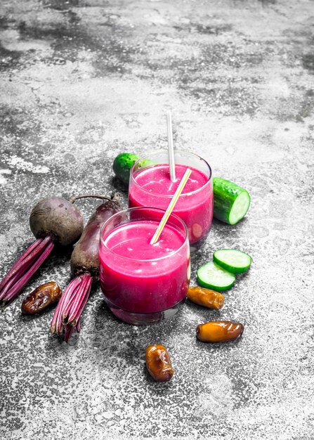 Rote-Bete-Smoothie mit Gurken und Datteln. Auf rustikalem Hintergrund.