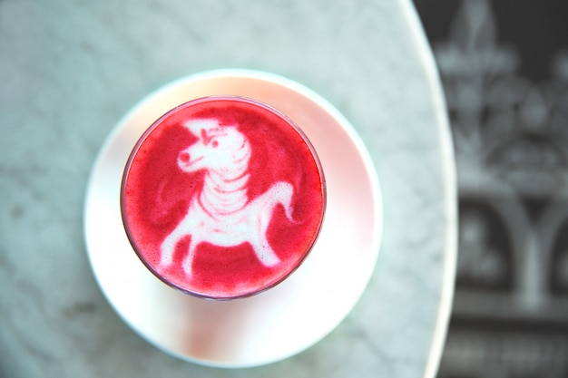 Rote-Bete-Wurzeln Latte auf Marmorhintergrund