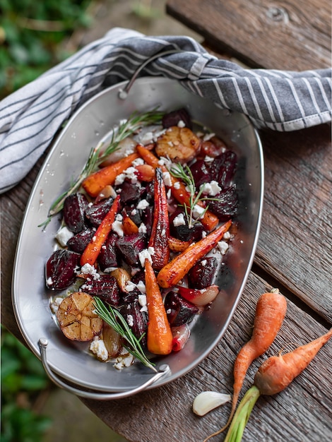 Rote-Bete-Wurzeln Salat mit Karotten und Knoblauch