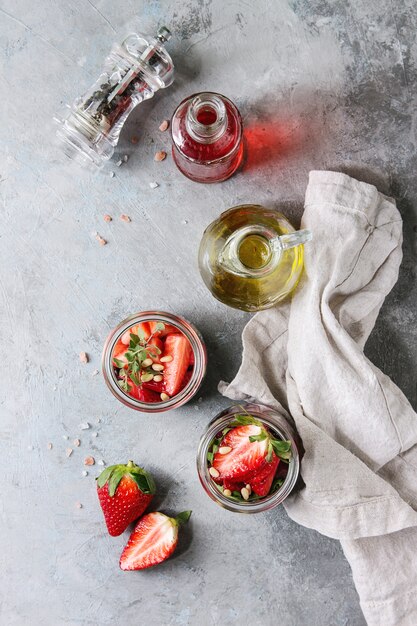 Rote-Bete-Wurzeln und Erdbeersalat