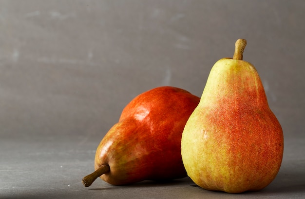 Rote Birne auf grauem Hintergrund