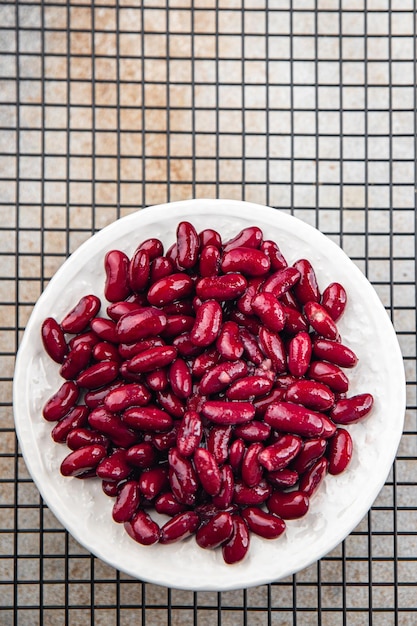 Rote Bohnen, Hülsenfrüchte, verzehrfertige Vorspeise, Mahlzeit, Snack auf dem Tisch, Kopierraum, Lebensmittelhintergrund