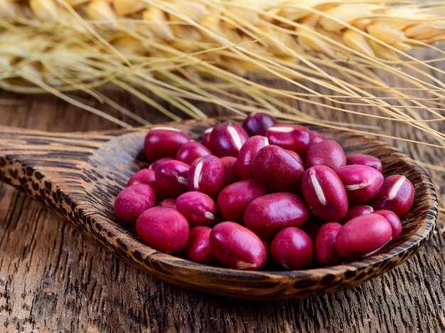 Rote Bohnen im Holzlöffel auf Holz