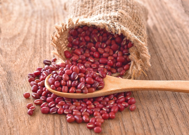 Rote Bohnen in einem Holzlöffel auf dem Tisch