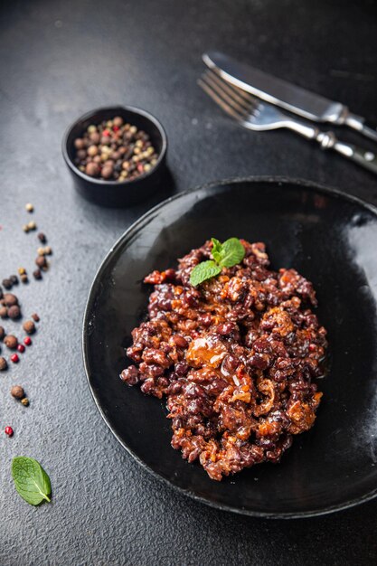 Rote Bohnen mit Fleisch und Gemüse georgische Küche Lobio Mahlzeit Snack auf dem Tisch