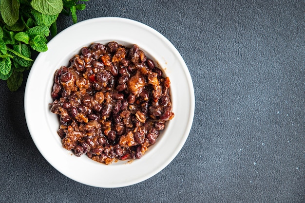 Rote Bohnen mit Fleisch und Gemüse georgische Küche Lobio Mahlzeit Snack auf dem Tisch