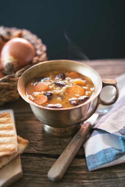 Foto rote bohnensuppe mit karotten und gerste