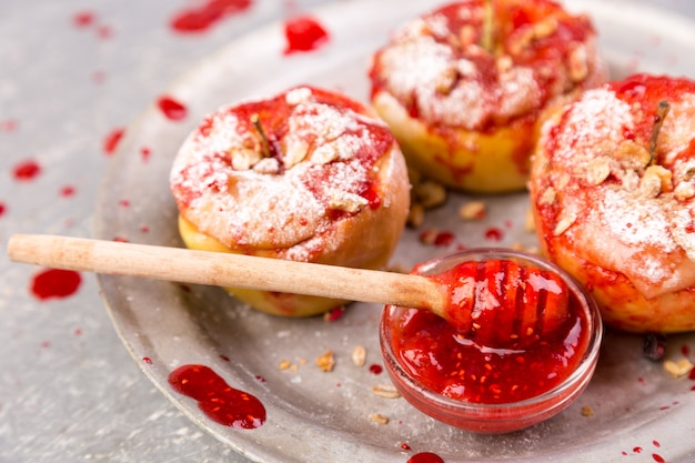 Rote Bratäpfel füllten Hüttenkäse und Granola mit Stau an.