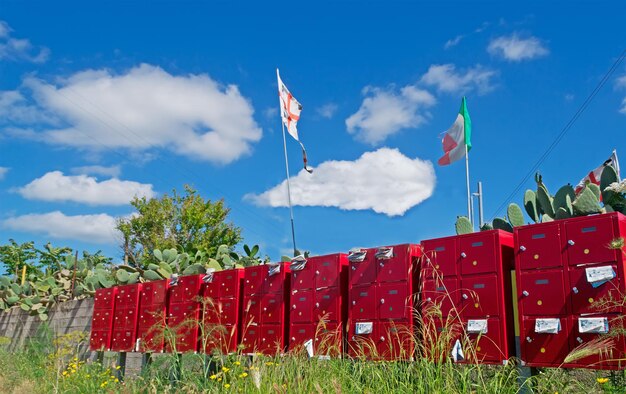 Rote Briefkästen in der Landschaft Sardiniens