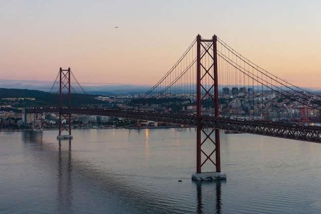 Rote Brücke am 25. April in Lissabon am frühen Morgen