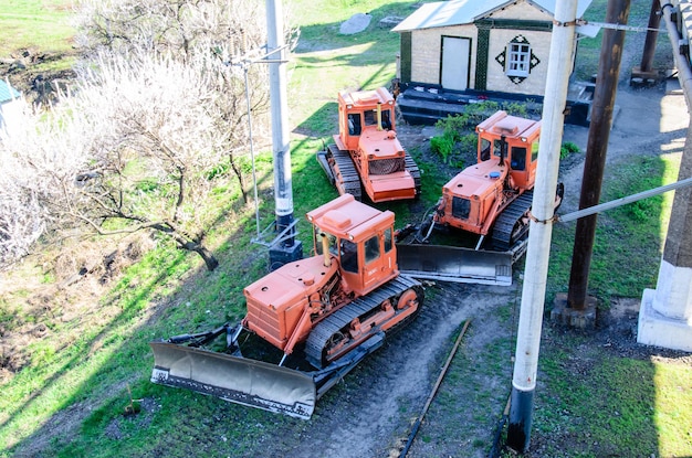 Rote Bulldozer auf einer Baustelle