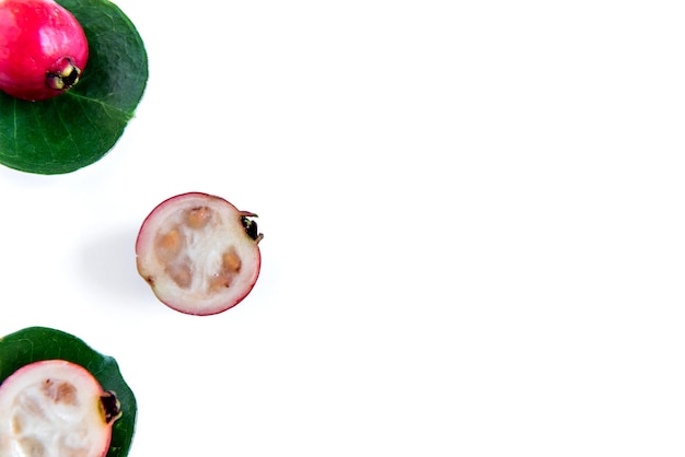 Rote Cattley-Guava-Frucht und Blätter auf weißem Hintergrund Psidium Cattleyanum Draufsicht