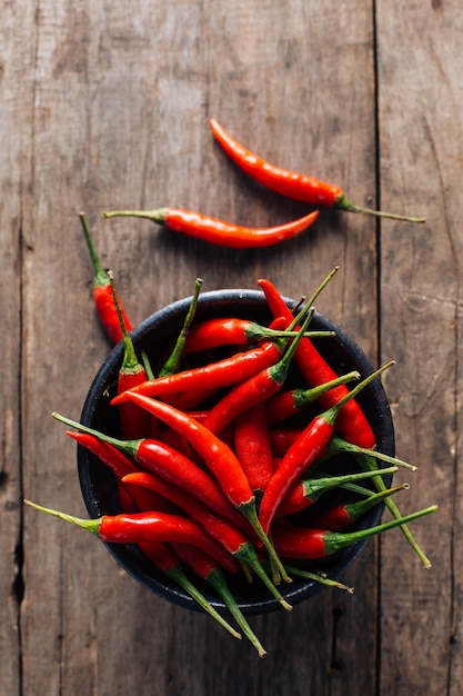 rote Chili auf hölzernen Hintergrund