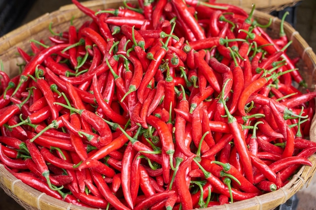 Foto rote chilis auf dem markt in vietnam