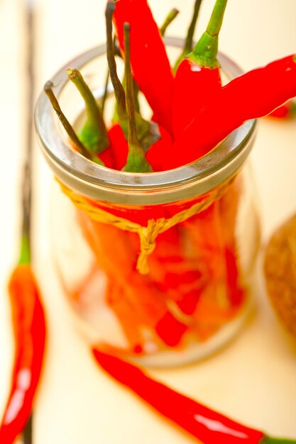 Foto rote chilischoten auf einem glasgefäß