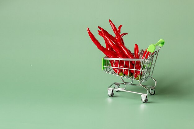 Rote Chilischoten in einem Einkaufswagen, Supermarkt-Einkaufskonzept.