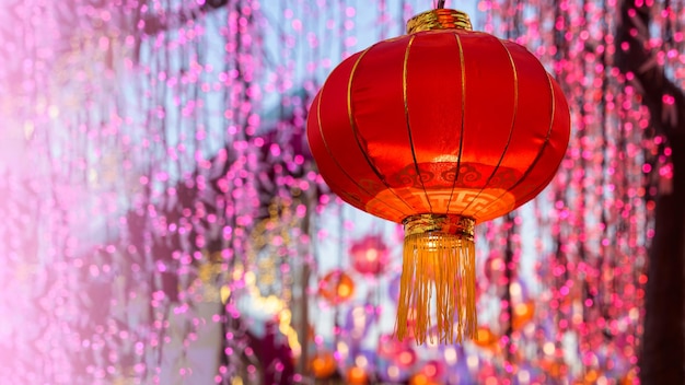 Rote chinesische Laternen mit Bokeh-Hintergrund während des Neujahrsfestivals xA