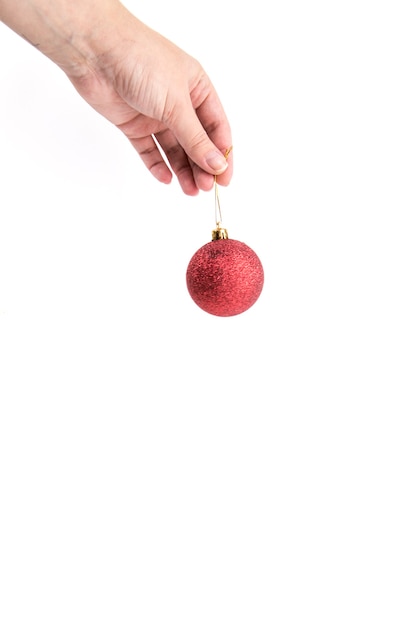 rote Christbaumkugel in der Hand