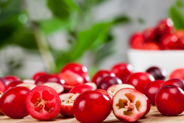 Rote Cranberry-Beeren in Scheiben schneiden