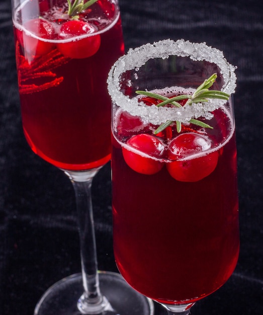 Foto rote cranberry rosmarin cocktails