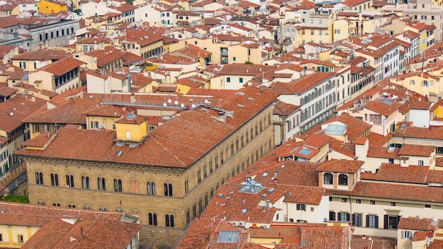 Rote Dächer der alten Häuser Florenz von der Aussichtsplattform des Campanile di Giotto . gesehen