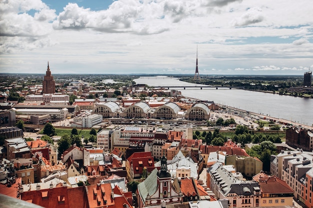 Rote Dächer des alten Riga. Rigaer Stadtbild an einem sonnigen Sommertag. Stadtluftansicht der Altstadt mit der Domkathedrale und dem Daugava-Fluss in der Stadt Riga, Lettland