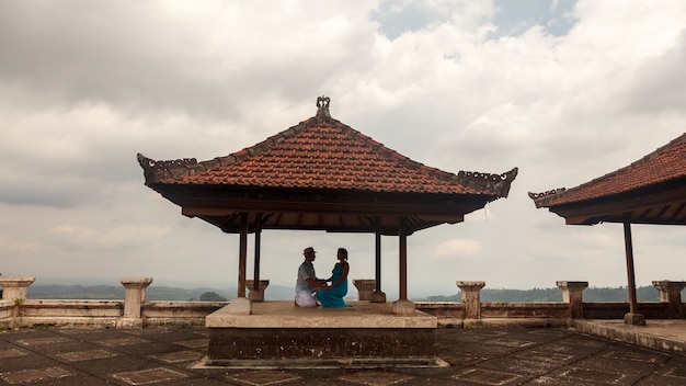 Rote Dächer eines verlassenen Hotels in Bali. Schöne Landschaft.