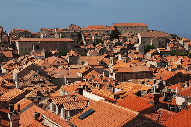 Rote Dächer in der Stadt Dubrovnik an der Adria, Kroatien