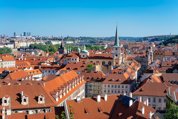 Rote Dächer und Türme der Kleinseite in Prag. Tschechien