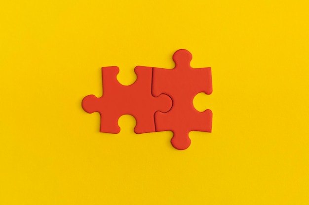 Rote Details des Puzzles auf gelbem Hintergrund.