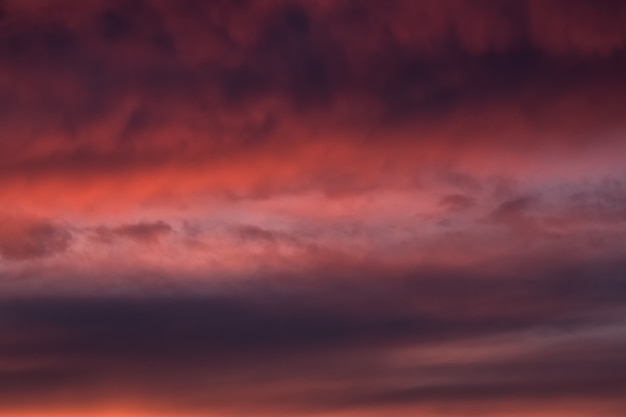 Foto rote dramatische abendliche cumuluswolken am himmel. bunter bewölkter himmel bei sonnenuntergang. himmelsbeschaffenheit, abstrakter naturhintergrund