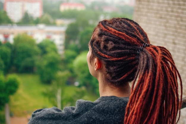 Rote Dreadlocks auf einer Mädchennahaufnahme für Dreadlockmeister und -shop.