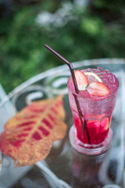 Foto rote erdbeer-soda im café