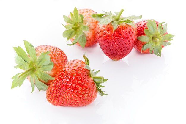 Rote Erdbeeren auf weißem Hintergrund