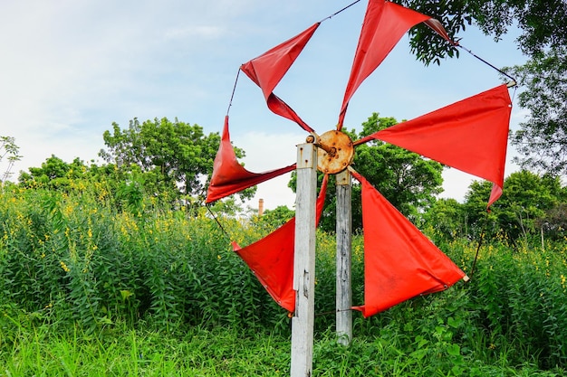 Foto rote fahnen auf dem feld gegen den himmel