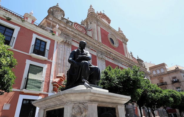 Rote Fassade der Erlöserkirche 16741712 an der Plaza del Salvador Sevilla Spanien Architekten Esteban Garcia und Leonardo de Figueroa