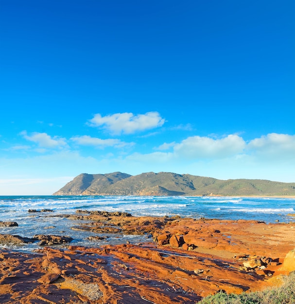 Rote Felsen am Ufer in Porto Ferro Sardinien