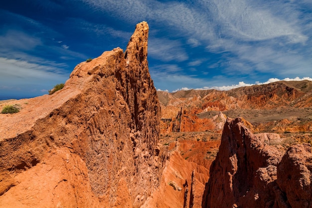 Rote Felsen unter dem blauen Himmel in der Schlucht Skazka Kirgisistan