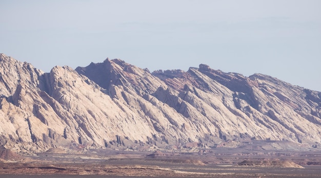 Rote Felsformationen in der amerikanischen Landschaftswüste bei Sonnenaufgang