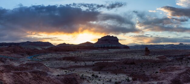 Rote Felsformationen in der Wüste bei Sonnenuntergang Frühlingssaison Goblin Valley State Park