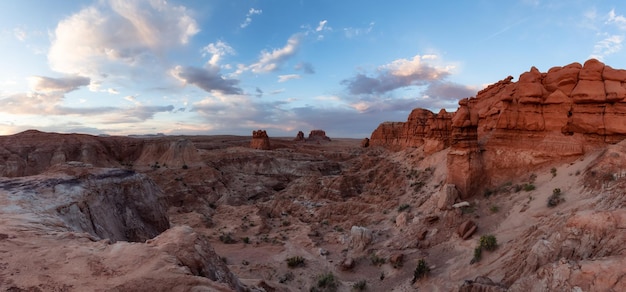 Rote Felsformationen in der Wüste bei Sonnenuntergang Frühlingssaison Goblin Valley State Park