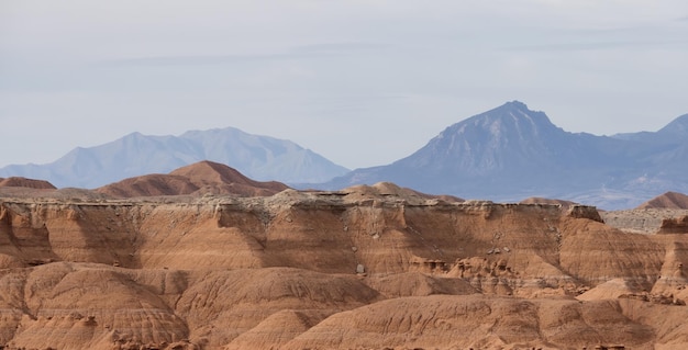 Rote Felsformationen und Hoodoos in der Wüste bei Sonnenaufgang