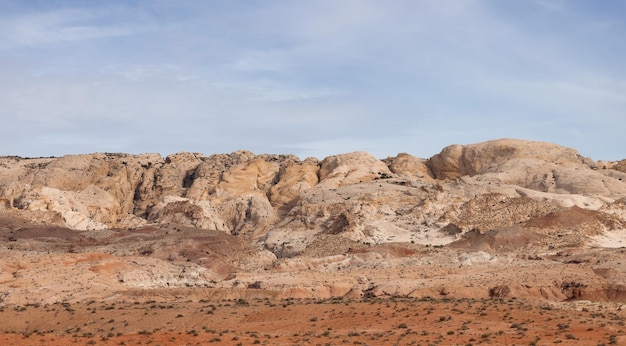 Rote Felsformationen und Hoodoos in der Wüste bei Sonnenaufgang