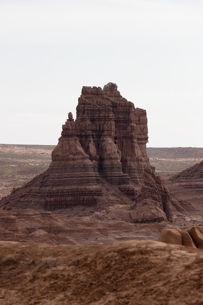 Rote Felsformationen und Hoodoos in der Wüste bei Sonnenaufgang