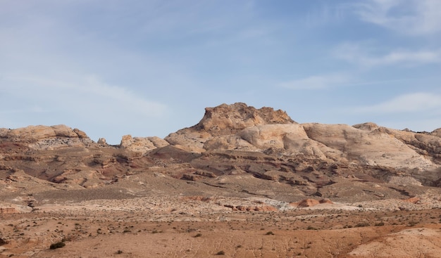 Rote Felsformationen und Hoodoos in der Wüste bei Sonnenaufgang