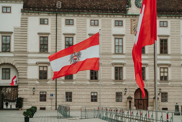 Rote Flagge gegen Gebäude in der Stadt